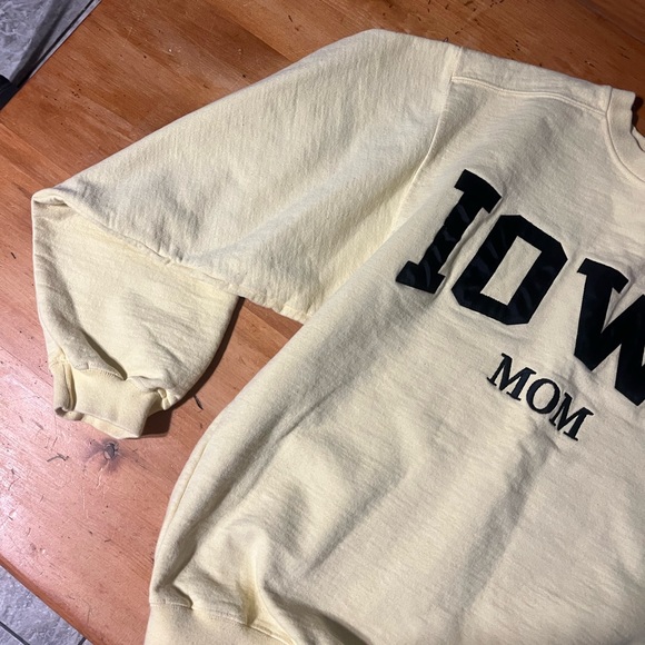 VINTAGE IOWA MOM Pastel Crewneck - Picture 2 of 5